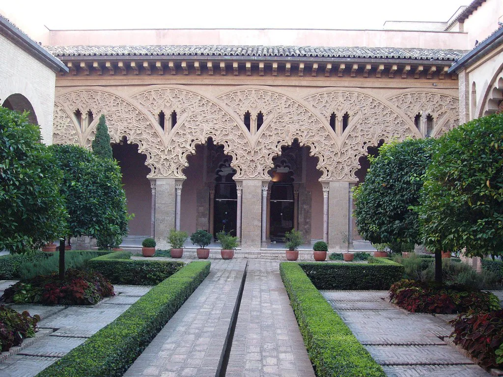 Venue view: courtyard of the Palacio de la Aljafería in Zaragoza.