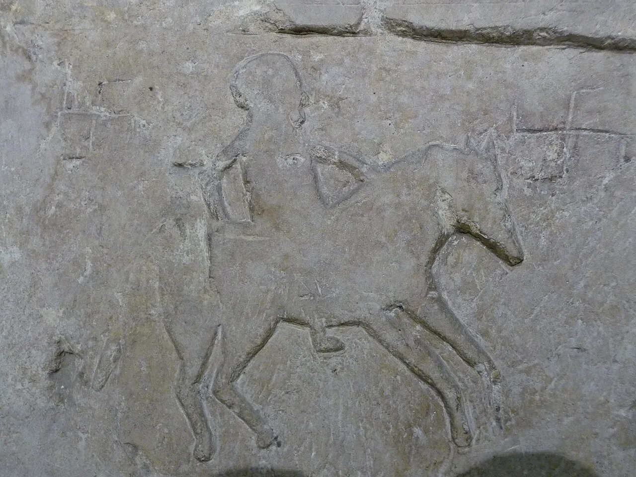 Detalle figurado de la estela funeraria de AEMILIVS TAMIMVS, Santander