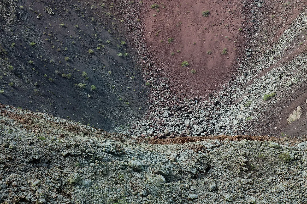 Cráter de volcán - Timanfaya - Lanzarote - Illas Canarias - Spain-T