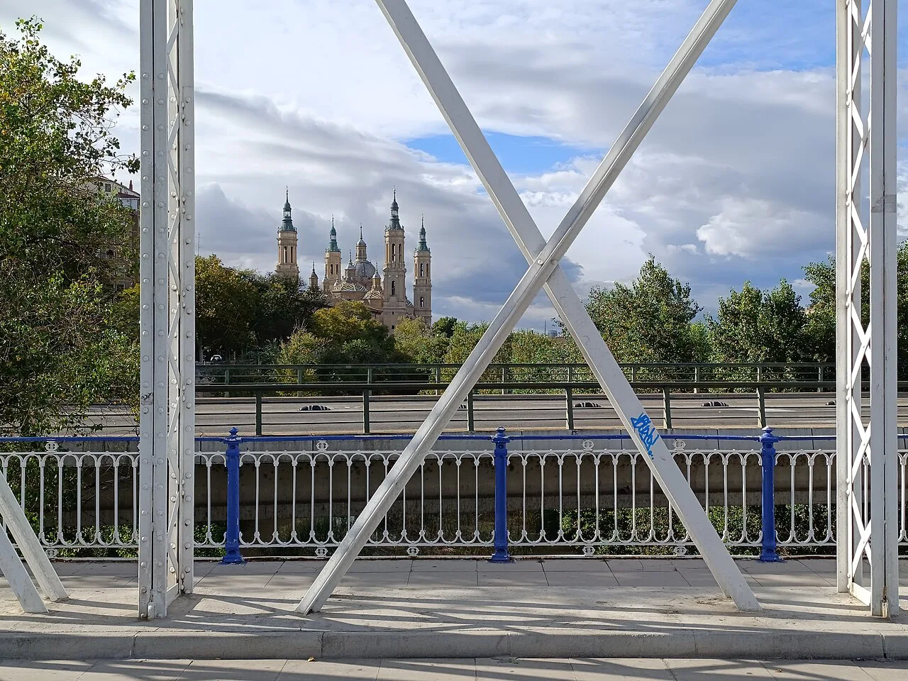 Desde el puente de Hierro, o del Pilar, con la basílica. Zaragoza, España, Spain