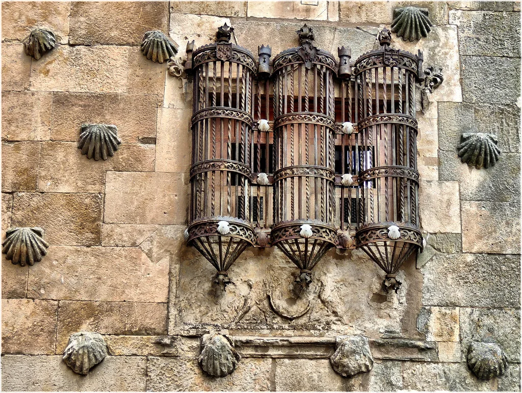 Venue view: the Gothic and Plateresque facade of the Casa de las Conchas in Salamanca.
