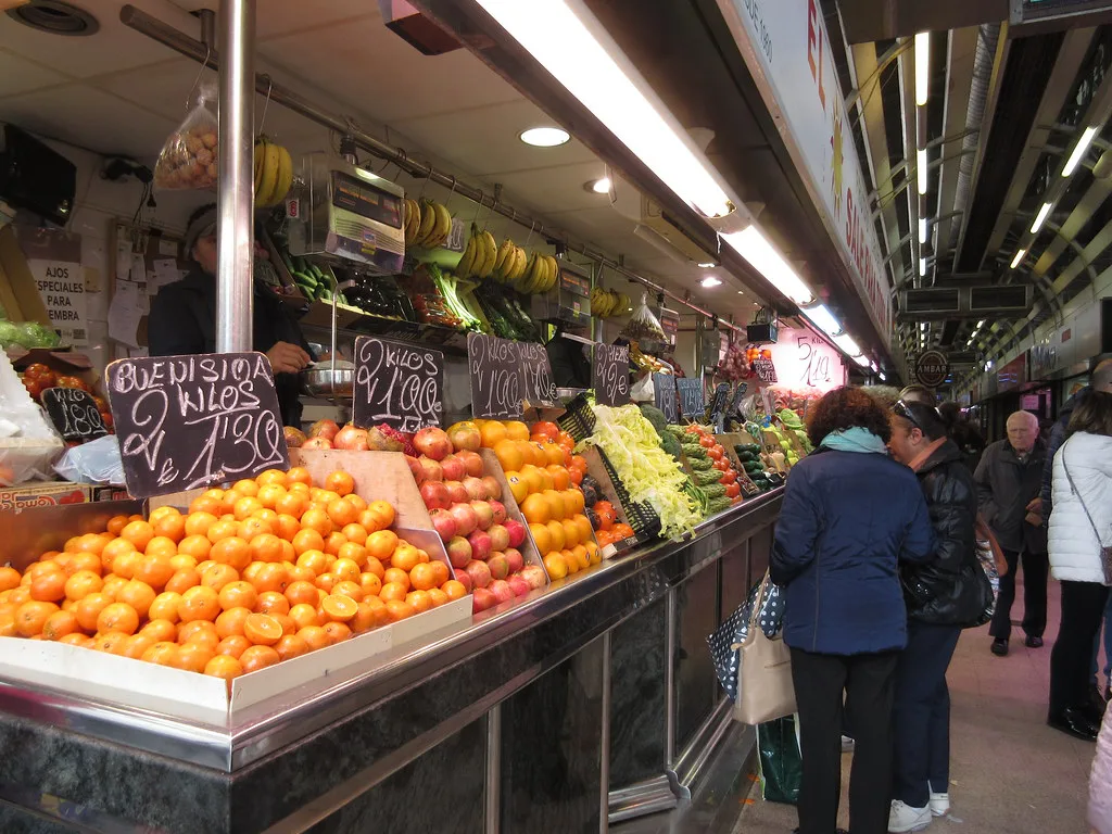 Venue view: fruit stall inside Zaragoza's central market.