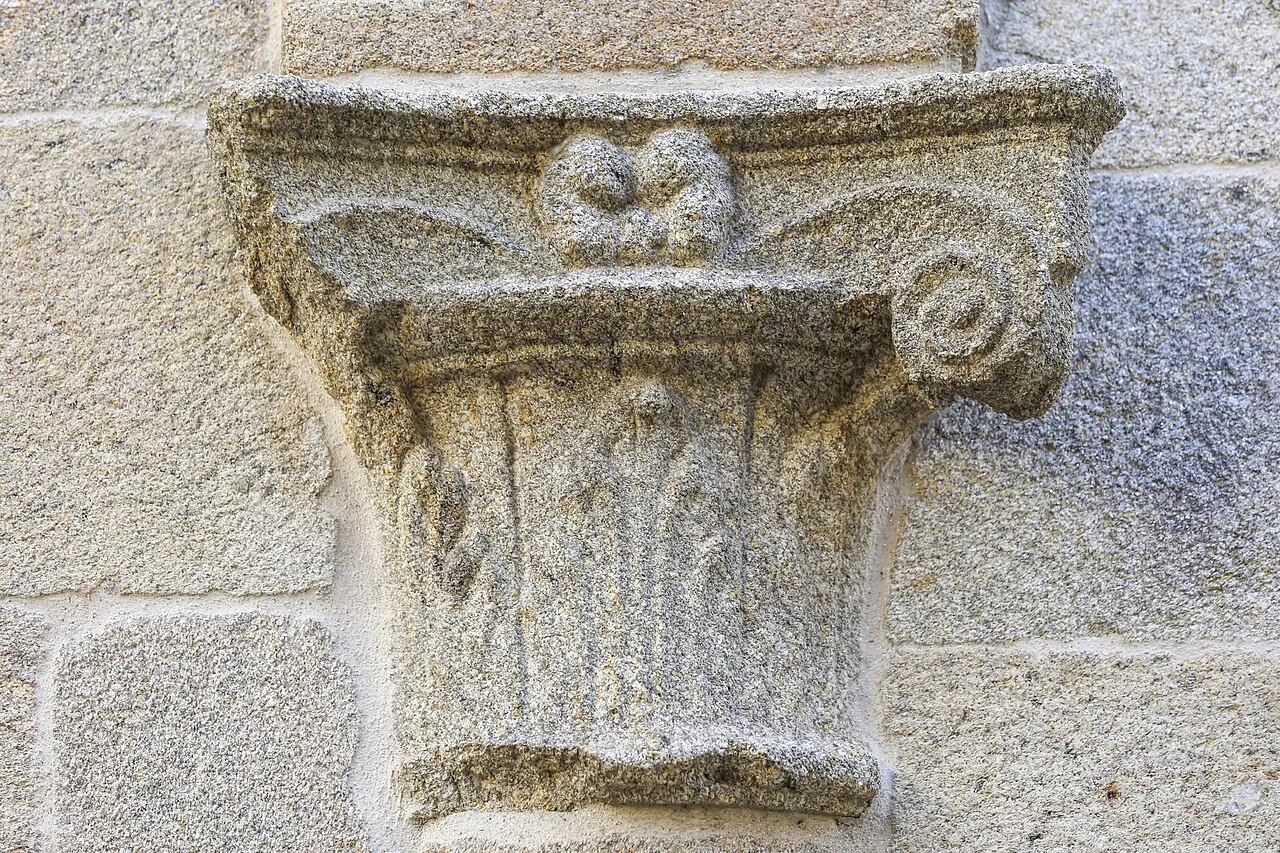 Capitel nunha vivenda da Rúa de Tras Salomé. Santiago de Compostela. Galiza