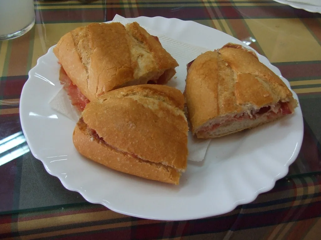 Bocadillo y jamón serrano - Bar Antelo, Nerja